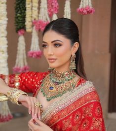 Red Wedding Lehenga, Black And White Saree, Jewellery Makeup, Saree Hairstyles, Girly Style Outfits, Party Makeup Looks, Engagement Hairstyles, Saree Wearing Styles, Designing Ideas