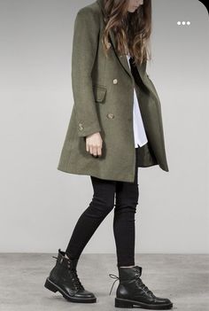 Outfit Botas, Outfit Mujer, Looks Black, Trik Fotografi, Green Coat, Mode Inspiration, Winter Fashion Outfits, Looks Vintage, Fall Winter Outfits