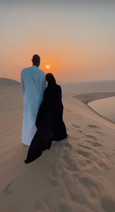 Muslim Couple Goals, Goals To Set, Niqabi Girl, Goals Ideas, Black And White People, Stile Hijab, First Year Of Marriage, Muslim Couple, Muslim Family