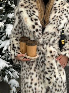 Mobwife Era, Apre Ski, Leopard Fur Coat, Fur Coat Outfit, Aesthetic Winter, Looks Black, Coat Outfits, Winter Aesthetic, Fur Fashion