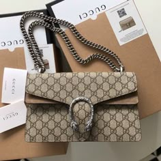 Gucci Dionysus Small GG Beige Supreme Shoulder Bag Dompet Gucci, Gucci Bag Dionysus, Tas Bahu, Braut Make-up, Women Purse, Dream Bags, Handbag Heaven, Gucci Shoulder Bag, Fancy Bags