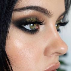 Acotar Makeup, Small Chest Fashion, Green And Black Makeup, Celtic Makeup, Make Up Green Eyes, Grunge Makeup Ideas, Moody Makeup, Julia Adams, Makeup Green Eyes