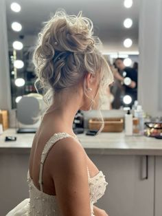 #highbun #romantichair #weddinghairstylesforlonghair #bridalhairaccessories #hairstyles #updo Veil With High Bun, Updo With Veil, High Bun Bridal, Long Veil Wedding Hair, Updo Veil, Wedding Hair Updo With Veil, Messy Bun Wedding, High Buns