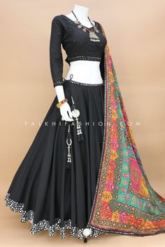 Simple Navratri Chaniya Choli, Black Mirror Work Chaniya Choli, Chaniya Choli Designs Navratri Black, Black Navratri Outfit, Black Choli For Navratri, Full Black Chaniya Choli For Navratri, Black Chaniya Choli For Navratri, Navratri Chaniya Choli Mirror Work, Black Dress With Mirror Work For Navratri