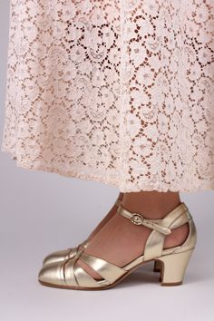 Medium-high 1930s style sandals. These feminine 1930s-style sandals feature an ankle strap with an adjustable buckle for closure, an almond-shaped toe, and a medium-high, slightly curved heel. The 5,5 cm high heel is perfectly proportioned and accurate to the period, offering comfort and stability, making them suitable for daily and evening use. The leather outsole enables flexibility and breathability. Soft silicone inserts under the leather insoles provide good comfort and make them very comfo 20s Shoes, 1930s Shoes, 1950s Shoes, 1920s Shoes, 1940s Shoes, 1930s Style, Winter Fashion Boots, Evening Sandals, 1930s Fashion