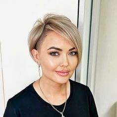 Ein voluminöser Pixie, der perfekt für Damen mit rundem Gesicht ist. Kombiniert mit einem langen Pony bietet dieser Schnitt einen coolen, modernen Look. Ideal für Frauen, die einen kühnen und stilvollen Auftritt wünschen.