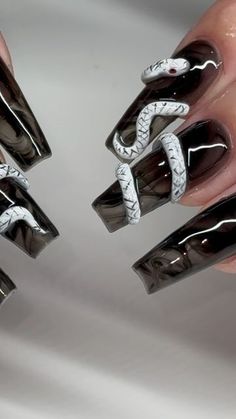 White Snake Nails Designs, Nails Black Snake, 3d Snake Nails, 3d Snake Nail Art, Black Nail Designs Snake, White Nails Snake Charm, White Snakes, 3d Snake, Snake Nails