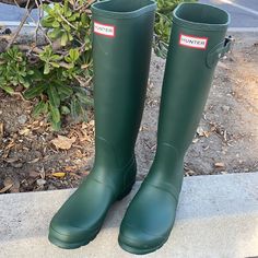 Hunter Forest Green Wellies Wellington Tall Rubber Rainboots New Sz 9 Brand New Without Box! Never Worn!! Look Stylish And Stay Dry This Winter! Perfect Rain And Snow Boots!!! Green Rain Boots For Outdoor, Classic Green Winter Boots, Forest Green Christmas, Apple Martin, Green Wellies, Equestrian Riding Boots, Hunter Shoes, Women Hunters, Look Stylish