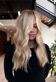 Soft White Blonde Hair, Natural Blondes With Highlights, Blonde Balayage Neutral, Dark Blonde With Highlights Balayage, Highlights On Yellow Blonde Hair, California Blonde Hair Highlights, No Dimension Blonde, 2023 Hair Blonde, Blonde That Grows Out Well