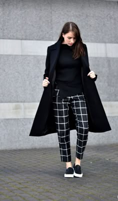 Look Formal, Oversized Outfit, Checked Trousers, Tights Outfit, Fashion Mistakes, Plaid Pants, Work Outfits Women, Style Mistakes, Business Casual Outfits