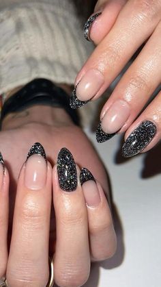 Concert Nail Ideas, Aesthetic Nails Design, Simple Prom Nails, Silver Sparkle Nails, Black And Nude Nails