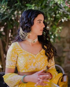 Saree Draping Ideas, Bride Sister Dress, Haldi Look For Bride, Decoration Haldi, Mehendi Lehenga, Lehenga Bride, Trending Saree, Fresh Makeup Look, Bridesmaid Look