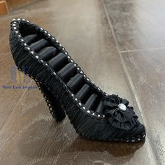 a pair of black shoes with tassels on them