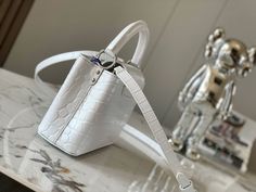 Size: 21cm*14cm*8cm It comes with Dust box, Care manual, Tag, and Paper bag. Capucines Mini, Louis Vuitton Purse, Lv Handbags, Bottega Veneta Shoulder Bag, Gold Ounce, Mini Handbags, Lv Bag, Metal Hardware, White White