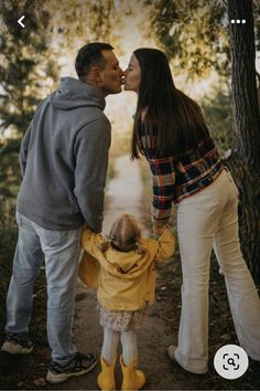 Three Person Family Photos, Autumn Family Photoshoot, Fall Photoshoot Family, Outdoor Family Photoshoot, Unique Family Photos, Autumn Family Photography, Winter Family Photos, Family Photos With Baby, Family Photoshoot Poses