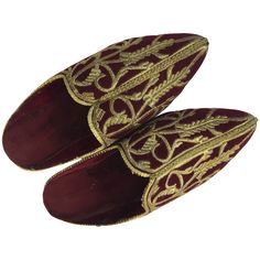 Vintage velvet burgundy embroidered pointed toe Middle Eastern Moorish exotic shoes. Embroidered Turkish metallic gold thread ethnic flat slippers. Late-Ottoman style velvet shoes decorated with traditional embroidery gold work. Size 8 US European 38 Moroccan Shoes, Exotic Shoes, Moroccan Jewelry, Moroccan Women, Ottoman Styling, Flat Slippers, Velvet Shoes, Slippers Shoes, Flat Slipper