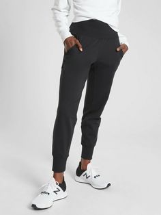 Athleta Venice Jogger Black  (FIRST PICTURE) #487667 SIZE XL EXCELLENT USED CONDITION $89.00 FIT & SIZING Semi-fitted Skims easily over the body Inseam: Regular: 27.5" Petite: 25.5" Tall: 30.5" PRODUCT DETAILS FOR: Commuting, work and travel FEEL: Pilayo® fabric is soft and supple in the hand, stretchy and live-in comfortable on the body. FAVE: Easy-access pockets stash your essentials Back zip pocket secures your small essentials #487667 FABRIC + CARE Nylon/Lycra RATED UPF 50+ (Excellent Protec Winter Travel Outfit, Work And Travel, Active Wear Pants, Fashion Tips For Women, Black Xs, Travel Outfit, Fashion Classy, Jogger Pants, Jeans Style