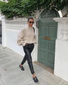 Loafer Outfits, Lederhosen Outfit, Outfits Leggins, Leather Pants Outfit, Joggers Outfit, Black Leather Pants, Mode Casual, Fashion Weeks, Mode Inspo