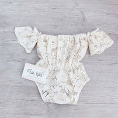 A beautiful kiaan boho beige romper 100% cotton. Featuring off the shoulder style. Perfectly shaped waist with stretchy elastic. This beautiful romper is just perfect for those summer beach days.
** Not Lined **
** Listing is for the romper and headband. **
 
♡ GORGEOUS HANDMADE ITEMS FOR YOUR LITTLE MISS. ( Size 0000 - 5 years.)
♡ This is item is made to order.
♡ Fabric pattern placement and shape may be different than to images shown.
♡ WASHING CARE -We highly recommend hand washing this item to maintain its quality life, though it has been tried and tested in a machine wash, ensuring you use a wash mesh bag on gentle cycle. Boho 1st Birthday, Boho Baby Girl, Trendy Baby Clothes, Boho Romper, Beige Boho, Boho Lace, Lace Romper, Boho Baby