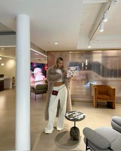 @pinnedbykaii Fur Heels Outfit, Fashion Killa Aesthetic, Chic Dinner Outfit, Style Kendall Jenner, Heels Office, Look Rich, Hailey Bieber Style, Outfit Ideas Fall, Airport Fits