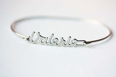 Vintage Name Bracelet Valerie por diamentdesigns en Etsy Valerie Name, Name Bracelet Silver, Silver Name Bracelet, 18k Gold Bangle, Vintage Names, Bridesmaid Bracelet, Vintage Bracelet, Name Jewelry, Bracelet Vintage