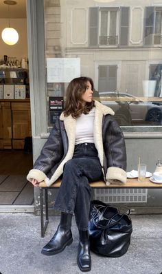 Fall Outfits 2023 Europe, Bravocon Outfit Ideas, Cold Weather 90s Outfits, Campus Winter Outfits, Cozy Outfit For Work, England Fashion Winter, Relaxed Minimalist Style, Winter Campus Outfit, Winter Booties Outfit