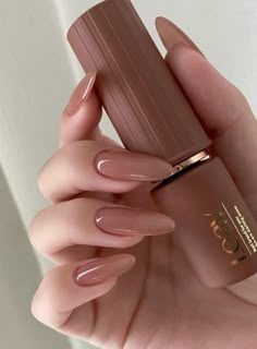 Nail Gel Inspiration, Classy Tan Nails, Almond Nails For Autumn, Beige Nails Inspiration, Trendy Acrylic Nails Almond Fall, Neutral Almond Nails Classy Brown, Nude Gel X Nails Almond, Nuteral Nails Fall, Fall Nails For Blondes