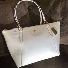 Brand New Coach Tote Bag: Off White Shimmery, Pebble Leather Large Purses And Bags, Coach School Bag, Coach Bags Tote, White Tote Bag Outfit, Coach Tote Bag Outfit, Coach Bag Tote, White Coach Bag, Tote Bag For School, Cheap Tote Bags