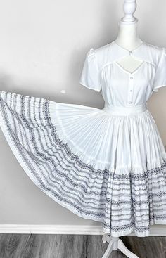 Ajoutez une touche de style à n'importe quelle garde-robe avec cette jupe de patio Mid-Century à finitions en ruban. Cette belle est une jupe circulaire, peut-être une jupe folklorique vintage. Coton impeccable, non doublé avec fermetures à agrafes. Les images 2 et 3 montrent la jupe avec un jupon pour la forme. Bon état vintage. Petits accrocs à l'endroit où se trouvaient la fermeture à agrafes d'origine et les boutons-pression. A été relâché de 1/2 po. (voir photos) A été trempé et nettoyé. Pa Vintage Patio, Vibrant Style, Cotton Ribbon, Full Circle Skirt, Skirt Vintage, Ribbon Trim, 20 Years Old