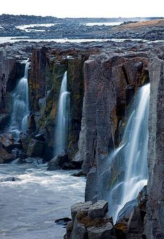 the water is rushing over the rocks into the ocean