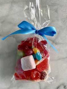 candy bag for birthdays Small Candy Business Ideas, Candy Business, Lollipop Bouquet, Candy Bag Favors, Emprendimiento Ideas, Christmas Trees For Kids, Birthday Goodie Bags, Holiday Gift Card, Candy Gift Box