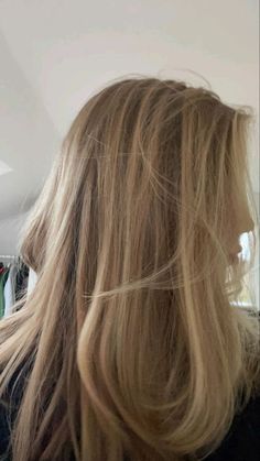 Shorter Layered Haircuts, Matilda Djerf Hair, Summer Blonde Hair, Beige Hair, Dyed Blonde Hair, Light Blonde Hair, Hairstyles For Layered Hair, Hair Techniques, Honey Blonde Hair