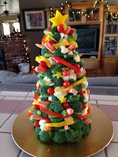 a christmas tree made out of broccoli and peppers