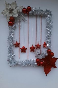 Christmas Frames Diy, Diy Christmas Art, Christmas Decor Ideas For School, Christmas Picture Frames, Pretty Christmas Decorations, Diy Christmas Wreaths Ideas, Christmas Wreaths Ideas, Christmas Decor Ideas Outdoor, Christmas Tree Decorations Diy