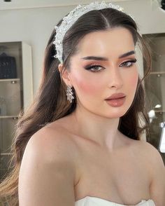 Grad Ball Makeup, Bridal Makeup Inspo Brown Eyes, Aesthetic Wedding Makeup, Soiree Makeup Look, Princess Wedding Makeup, Royal Makeup Looks, Makeup For Brown Dress, Princess Eye Makeup, Princess Makeup Aesthetic