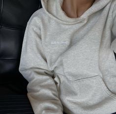 Oversized Hoodie Aesthetic, Bookshelf Inspiration, Hoodies Aesthetic, Aesthetic Sweatshirt, Basic Girl, Sister Best Friend, Comfy Winter, Hoodie Aesthetic, Baby Love Quotes