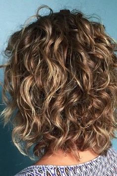 Curls Highlights, Curly Balayage Hair, Pretty Curls, Hairstyles Bangs, Curly Cut, Short Curly Hairstyles For Women, Curly Lob, Cut Hairstyles, Medium Curly