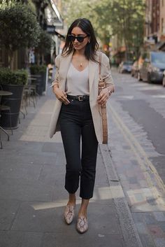 Neutral Outfit Spring, Work Outfit Business Casual, Beige Blazer Outfit, White Cami Top, Beige Shoulder Bag, White Cami Tops, Beige Blazer, Neutral Style