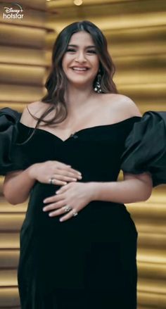 Sonam Kapoor Pregnant, Pregnant Indian Outfit, Pregnancy Wedding, Pregnancy Fits, Pregnant Party Dress, Bump Shoot, Pregnant Actress, Photo Clothes