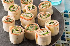 there are many rolls that are on the plate