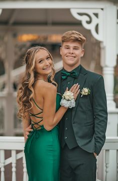 Formal Dance Pictures Couples Cute Ideas, Prom Posses Ideas, Prom Posing Ideas Couple, Bf And Gf Prom Pictures, Cute Couple Poses For Prom, Prom Couples Poses Photo Ideas, Green Dress Prom Couple, Prom Pics Poses