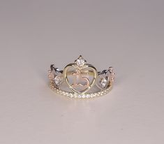 a diamond ring with the letter j on it's center surrounded by smaller diamonds