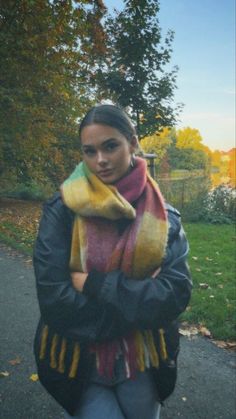 What to Wear in London: Your Ultimate Guide for Stylish Comfort Year-Round | London Aesthetic Outfits for Nigh | tHoliday Outfits for Christmas & New Years Eve Walk Outfit Winter, Seattle Outfits, Looks Pinterest, Looks Country, Scarf Outfit, Outfit Invierno, Cold Outfits