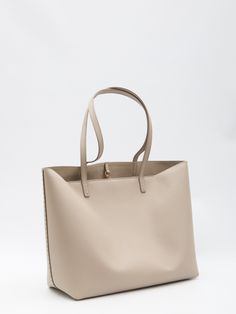 The clay grained leather McGraw tote bag showcases a stamped Double T logo on the front and boasts fixed double handles, an interior hook closure, one primary interior compartment, and an interior zip pocket. Dimensions: 11.4x13.9x5.5 Size nationality: UNI Product number: 9956629 Product code: 152221200 Composition: 100% leather T Logo, Designer Totes, Scarf Jewelry, Leather Shops, Small Leather Goods, Tote Bag Design, Lace Boots, Clutch Handbag, Belt Bag