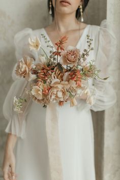 a woman holding a bouquet of flowers in her hands with the caption inspiration boudquet