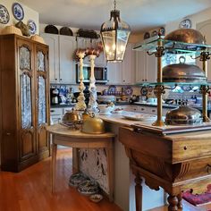 a kitchen filled with lots of clutter and lights