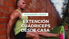 a man leaning against a brick wall with his legs crossed and the words extension quadriceps desde casa