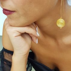 "🚐 Get your holiday purchases in 3-5 days! for $13 extra of the normal shipping cost 🚐 Design open Gold-filled wire hoop earrings, geometric earrings style. Super lightweight, and dainty yet it has a nice presence. These hand-made spiral disc element matt gold plating earrings will be your new favorite piece. Perfect for everyday wearing and for a special occasion too. THE DETAILS: ❆ The length of the earring is 2.8\" (7 cm) ❆ The thickness of the Gold-filled wire is 0.3\" (0.8 cm) ❆ The lengt Single Hoop Threader Earring As Gift, Spiral Earrings For Everyday Wear, Spiral Single Earring As Gift, Spiral Single Earring Gift, Minimalist Spiral Earrings With Ear Wire, Minimalist Spiral Single Earring, Minimalist Single Spiral Earring, Minimalist Spiral Earrings For Gifts, Minimalist Spiral Earrings As Gift