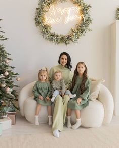 White Christmas Studio Photoshoot, Beige Christmas Photoshoot, Christmas Family Session, Minimal Christmas Photoshoot, Christmas Minis Outfits, Christmas Family Studio Photoshoot, Christmas Scenography, Minimalist Christmas Photoshoot, Indoor Christmas Photoshoot