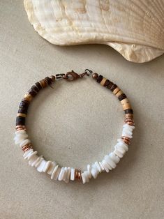 Bead Bracelet Ideas, Bracelet Inspiration, Cute Bracelet, Beach Bracelets, Puka Shell, Beads Bracelet Design, Shell Bracelet, Leather Chokers, Beaded Bracelets Diy